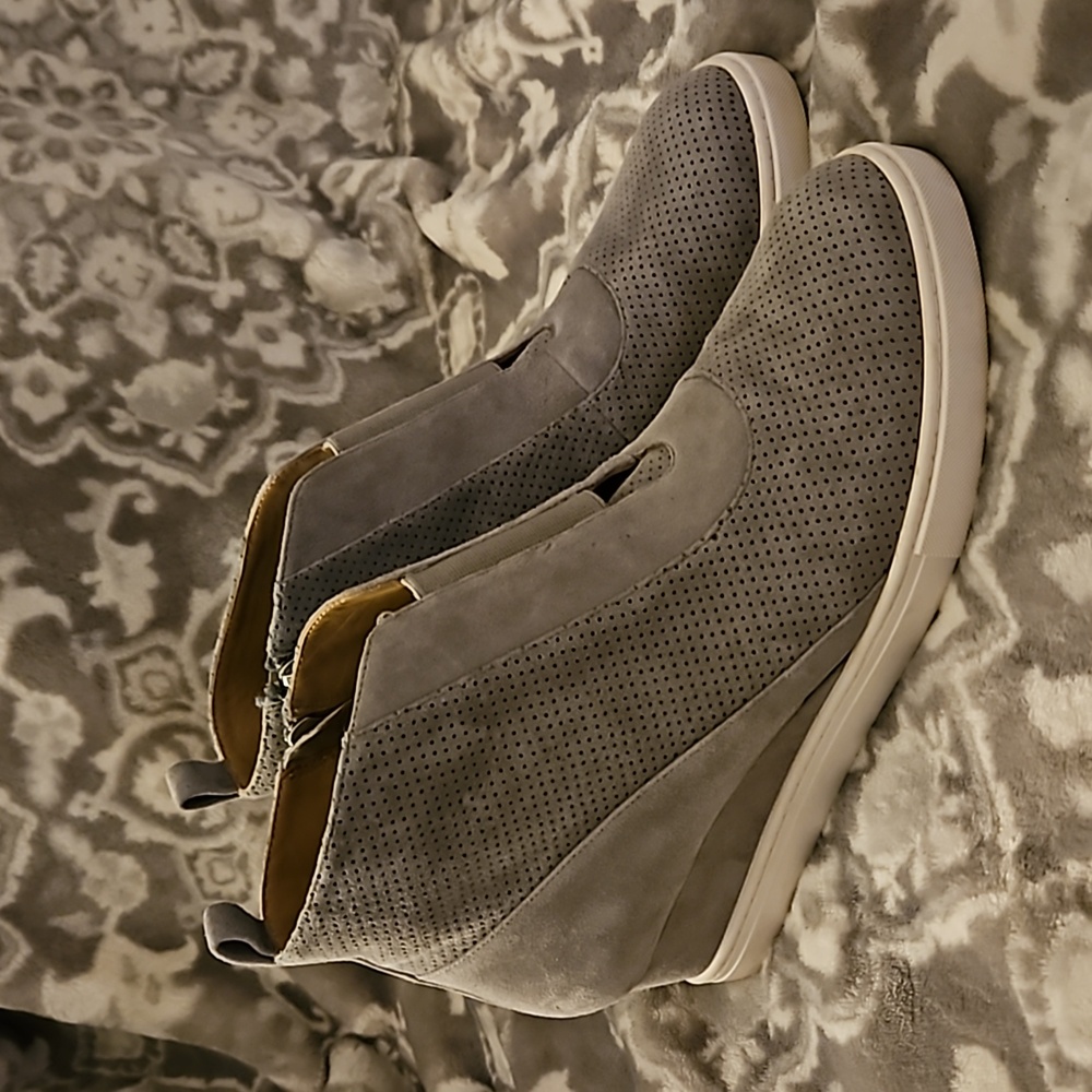 Linea Paola gray wedge